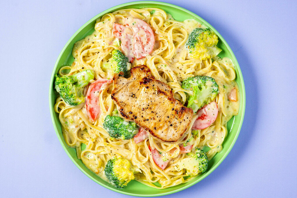 Brokkoli-Tagliatelle mit Schweinesteak in cremiger Sauce mit Tomaten