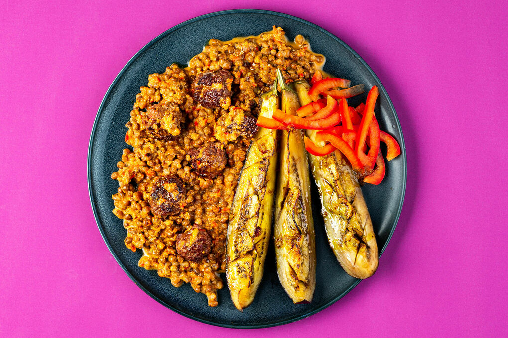 Gebackene Aubergine mit Geflügelwurst und Linsen in Paprika-Walnuss-Sauce