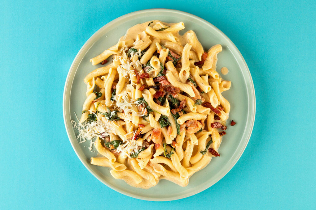 Penne mit Speck und Spinat in cremiger Tomatensauce