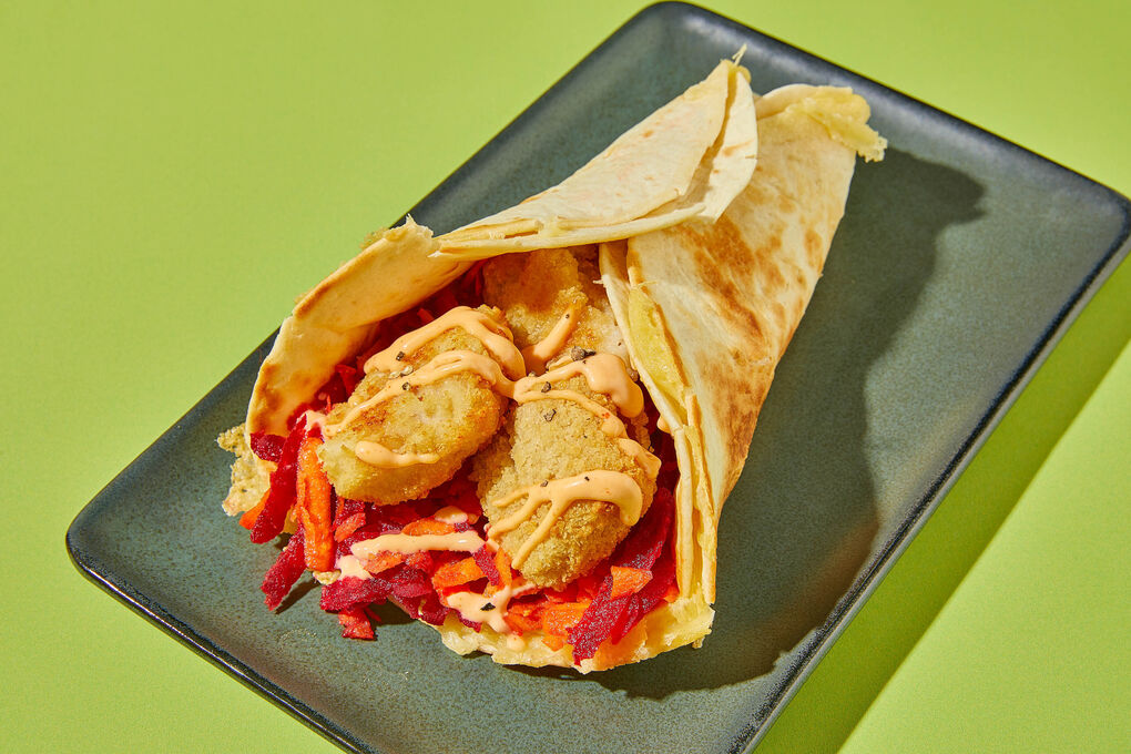 Quesadilla-Wraps mit Fischnuggets mit eingelegtem Gemüse und Sriracha-Creme