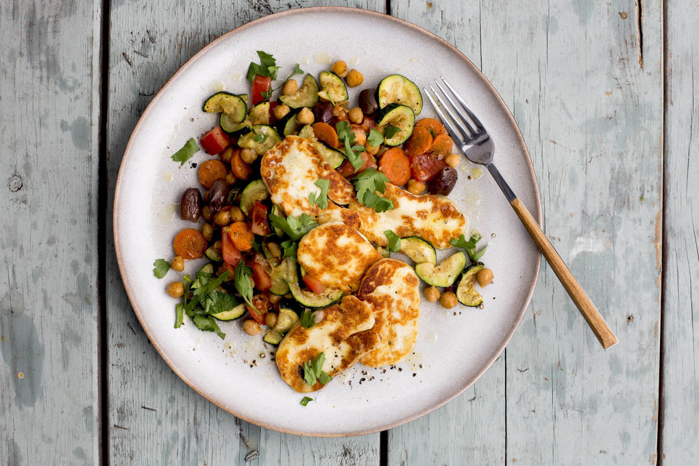 Grillkäse auf Kichererbsensalat Low Carb mit Zucchini und Oliven