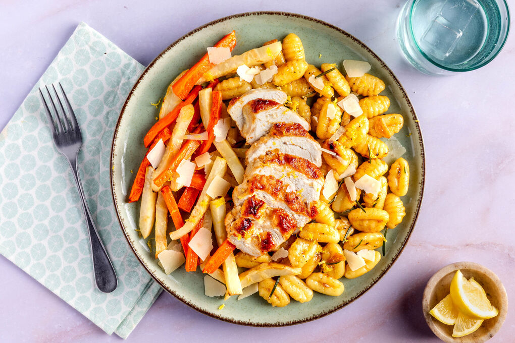 Hähnchenfilet auf Rosmarin-Gnocchi mit Käse, dazu geröstetes Wurzelgemüse