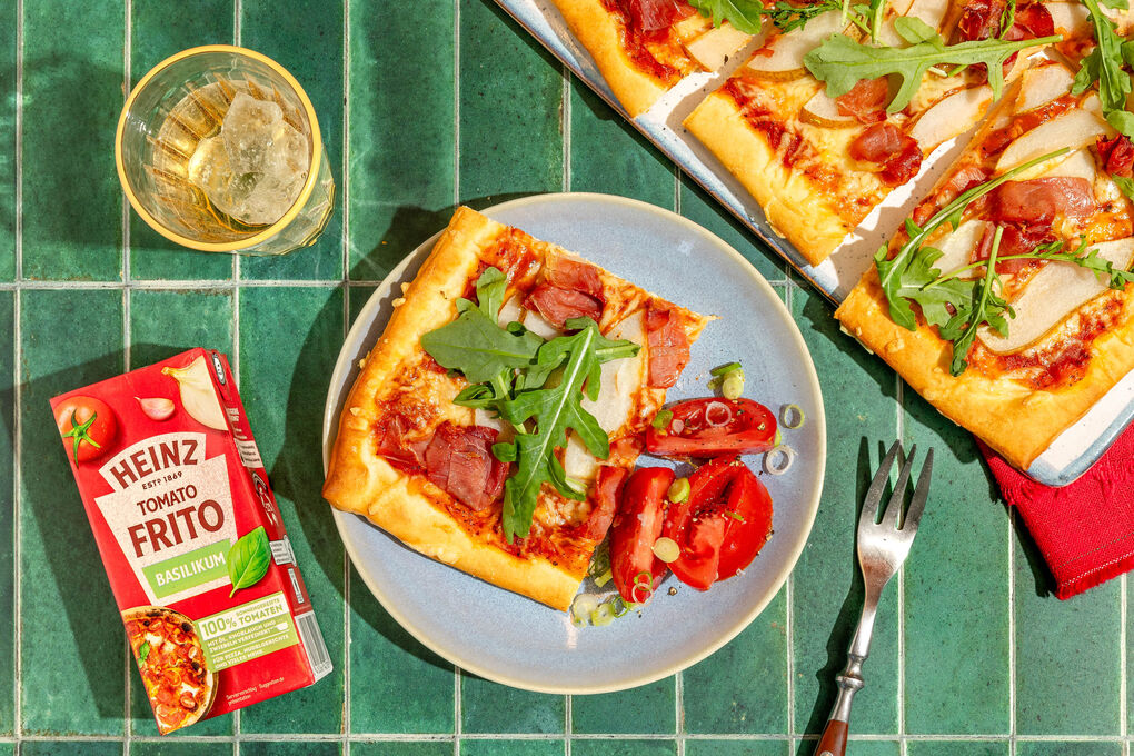 Rucola-Schinken-Pizza mit Birne dazu Tomatensalat