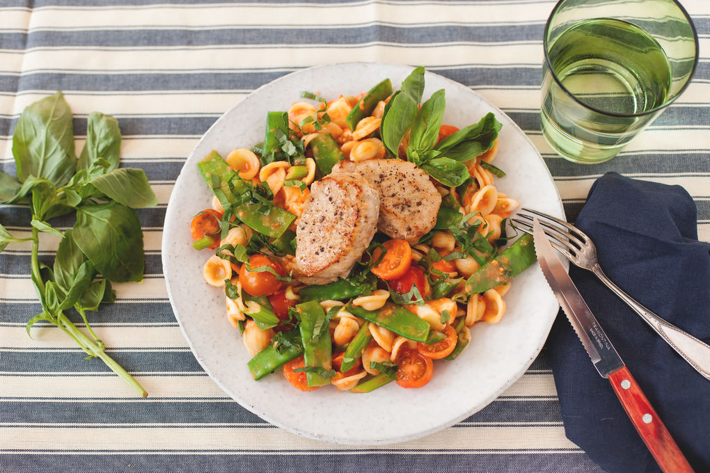 Spanferkelmedaillons auf Frühlings-Orecchiette