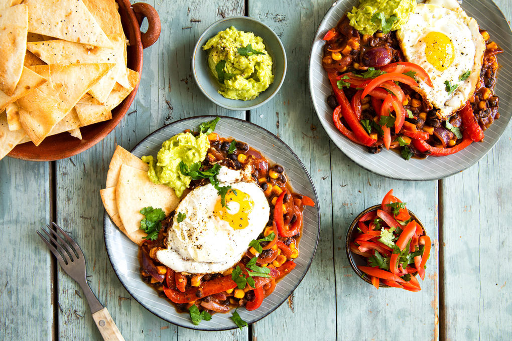 Huevos Rancheros mit Mais dazu Guacamole und Tortillachips