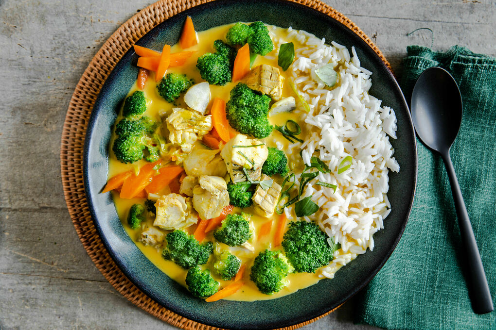 Asiatische Fischsuppe mit Alaska-Seelachs mit Curry und Brokkoli, dazu Jasminreis