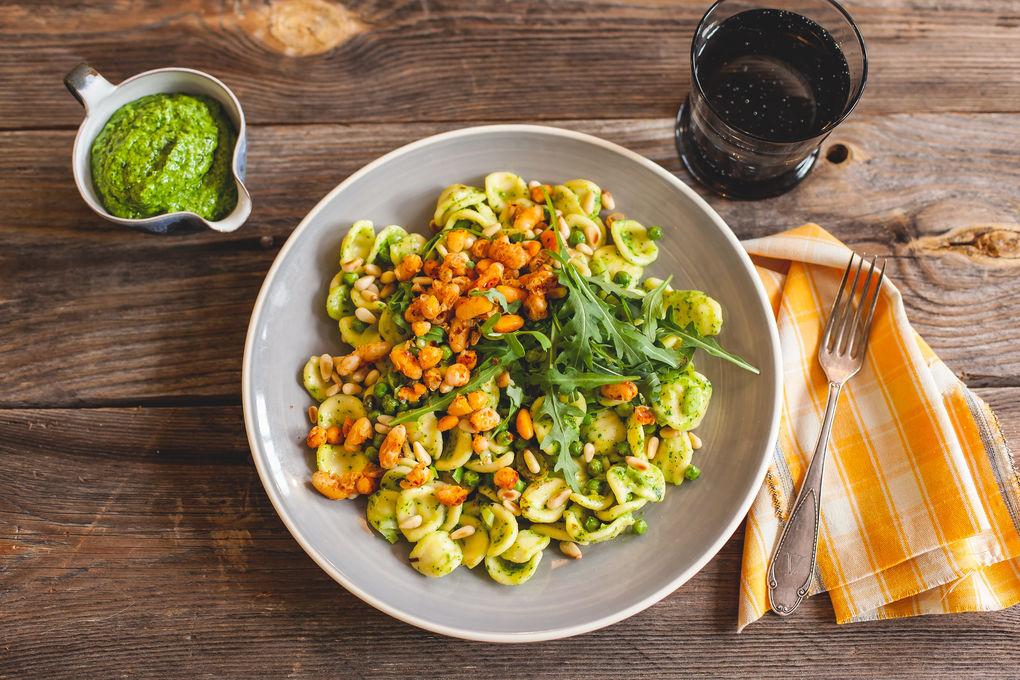 Italienische Orecchiette mit Erbsen, Pesto und scharfen Bohnen