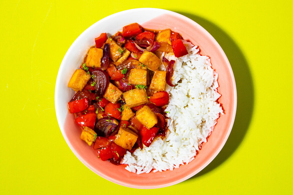 Tofu und Paprika in süß-saurer Sauce mit Limette, serviert auf Jasminreis