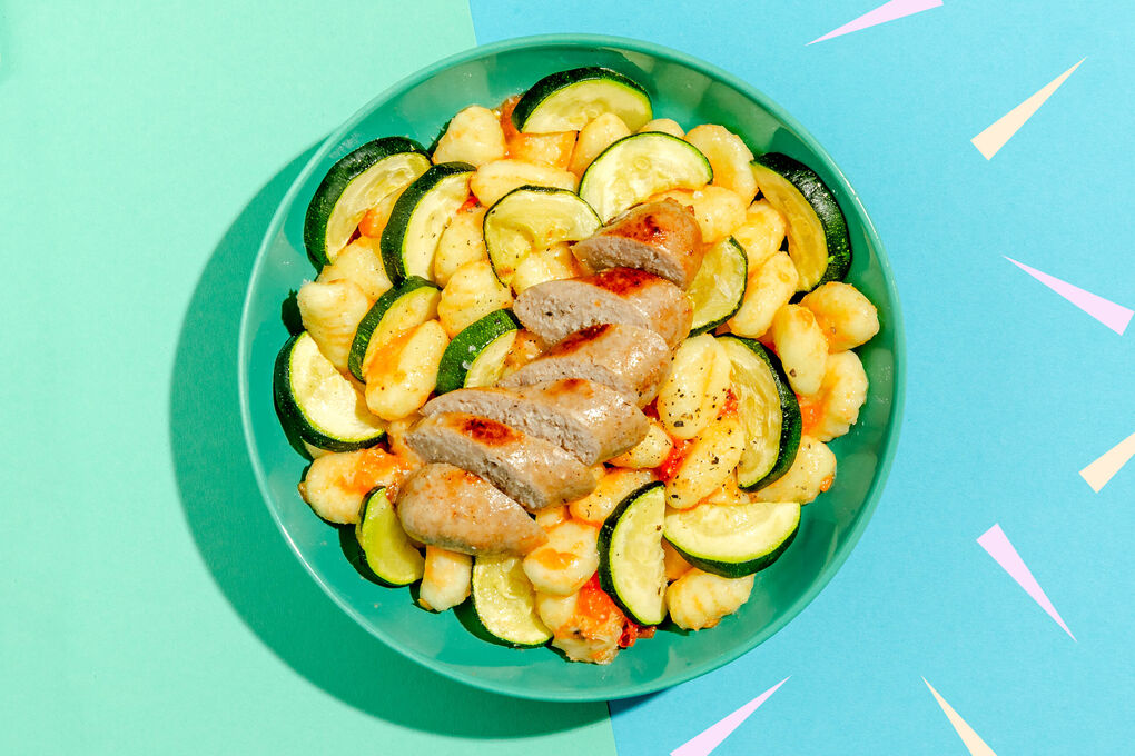 Deftige Schweinswurst auf Gnocchi mit Zucchini und Tomaten