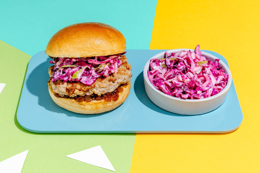 Fixer Burger mit Rotkohl-Apfel-Slaw und aromatischem Pflaumen-Gewürz-Chutney