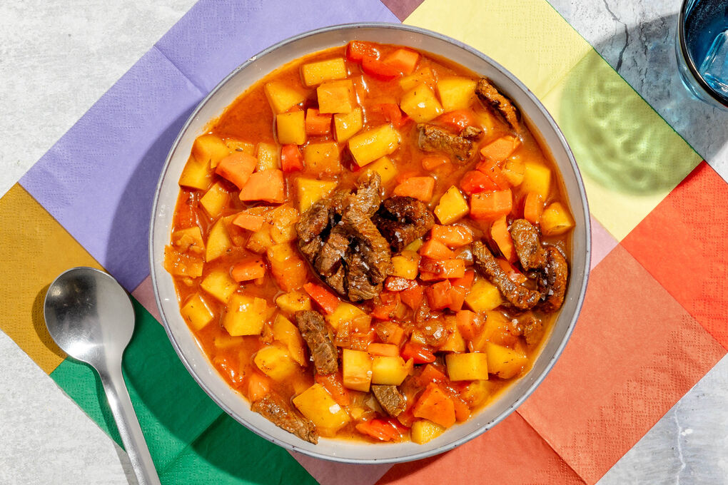 Deftige Gulaschsuppe mit Rind mit Paprika und Kartoffeln