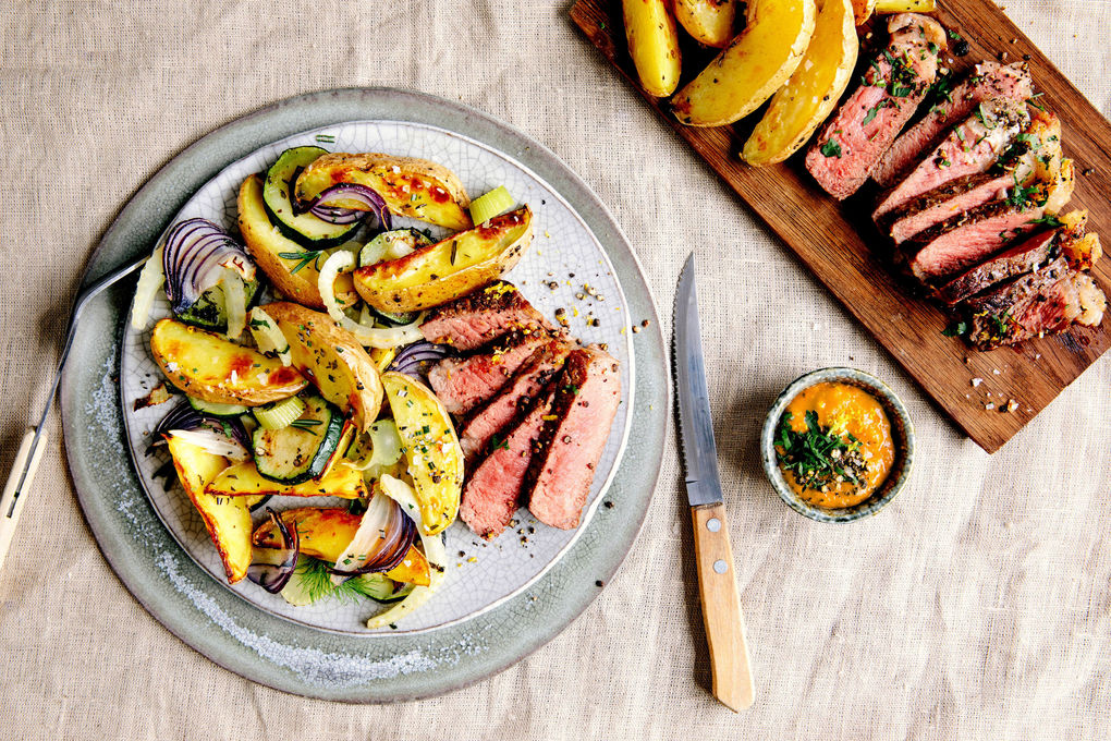 Steakstreifen mit Paprikarelish und mediterranem Ofengemüse