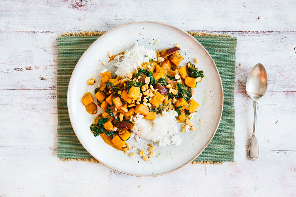 Süßkartoffel-Tamarinden-Curry mit Kokosmilch und Erdnüssen