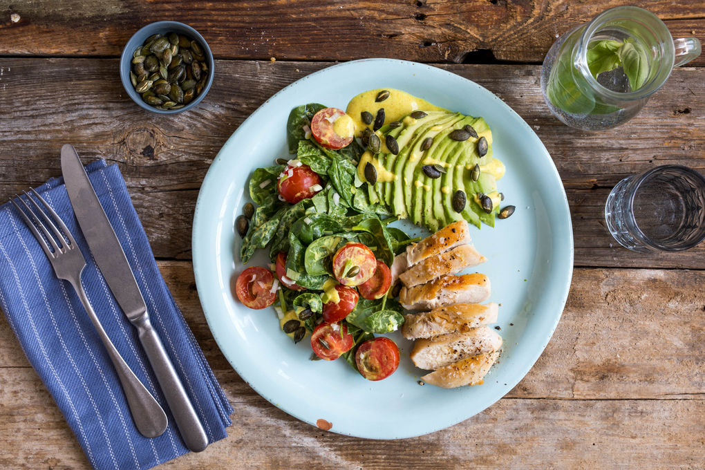 Hähnchenbrust an Avocado-Spinat-Salat mit Currydressing und Kürbiskernen