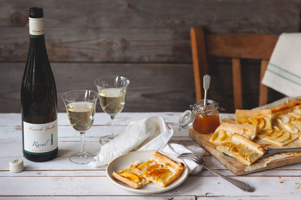 Fruchtige Apfeltarte mit einer Flasche Riesling