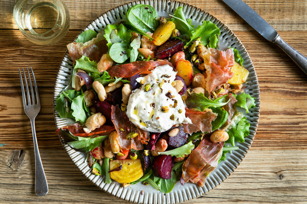Feiner Mozzarella-Serrano-Salat mit gebackenen Beten und weißen Bohnen