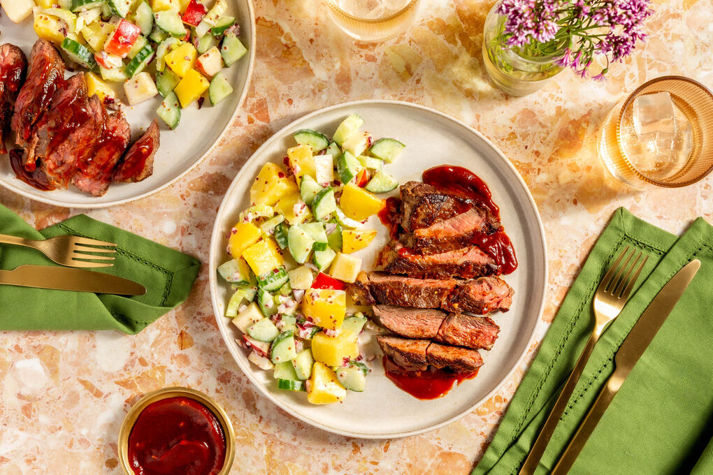 Bio-Rindersteak mit Knoblauchsauce an buntem Kartoffelsalat mit Apfel