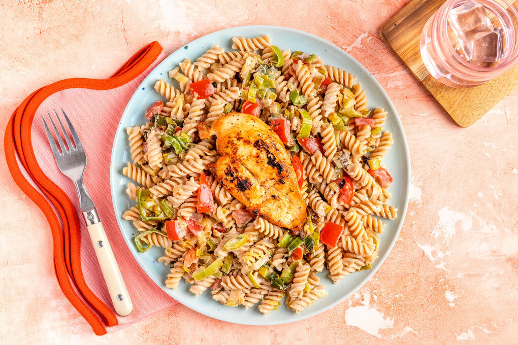 Zitronige Hähnchen-Vollkornpasta mit cremiger Lauch-Tomaten-Sauce