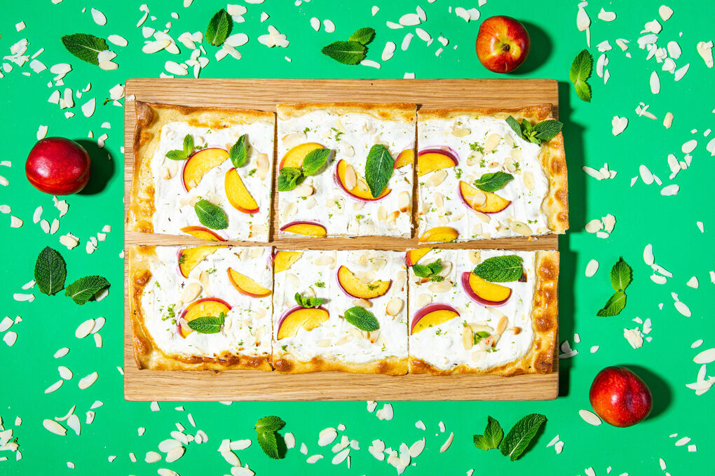 Nektarinen-Flammkuchen mit Limetten-Creme und frischer Minze