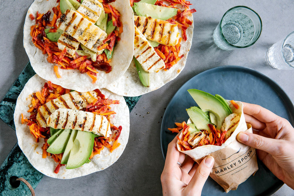 Avocado-Grillkäse-Wraps mit buntem Karottensalat