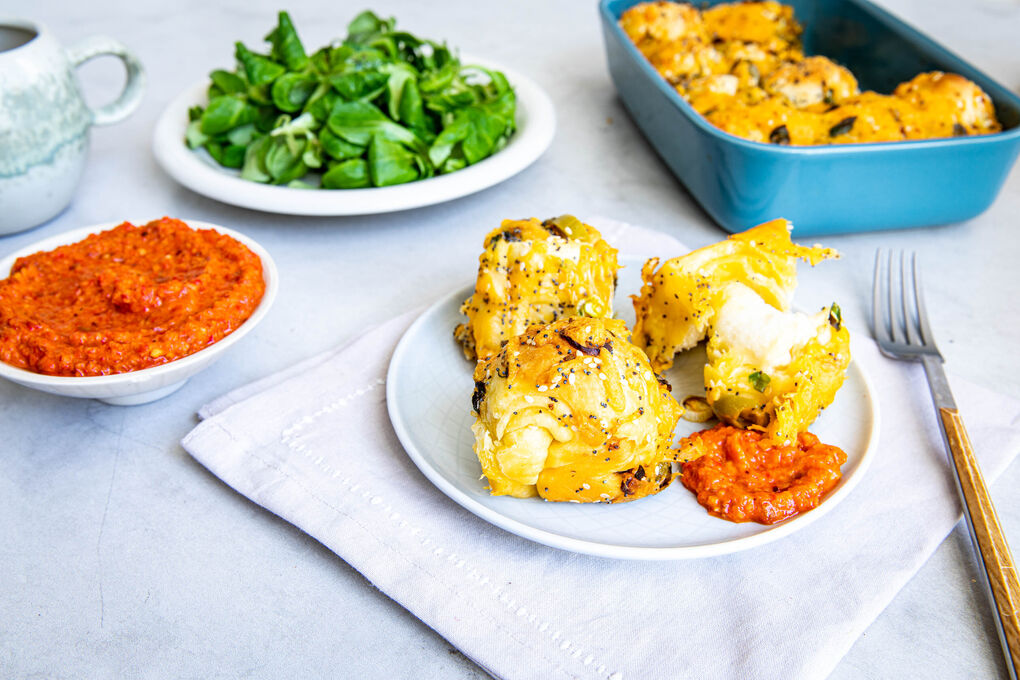 Monkey Bread mit Cheddar dazu Paprika-Rauchmandel-Dip und Feldsalat