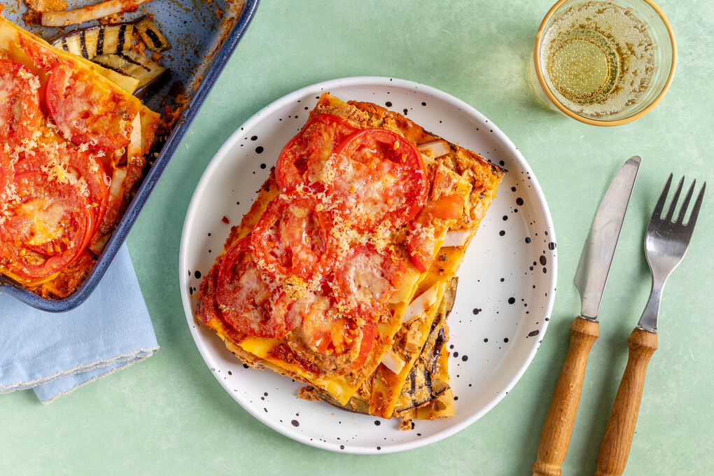Auberginen-Hähnchen-Lasagne mit Tomaten-Oliven-Pesto und Käse