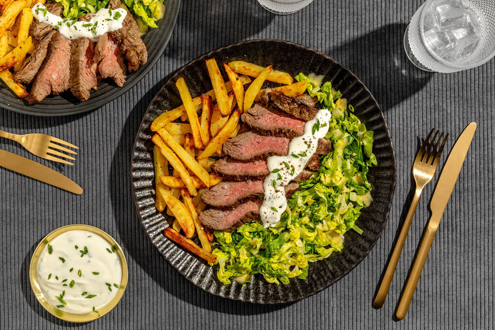Klassisches Bio-Steak frites mit Schnittlauchjoghurt und Salat