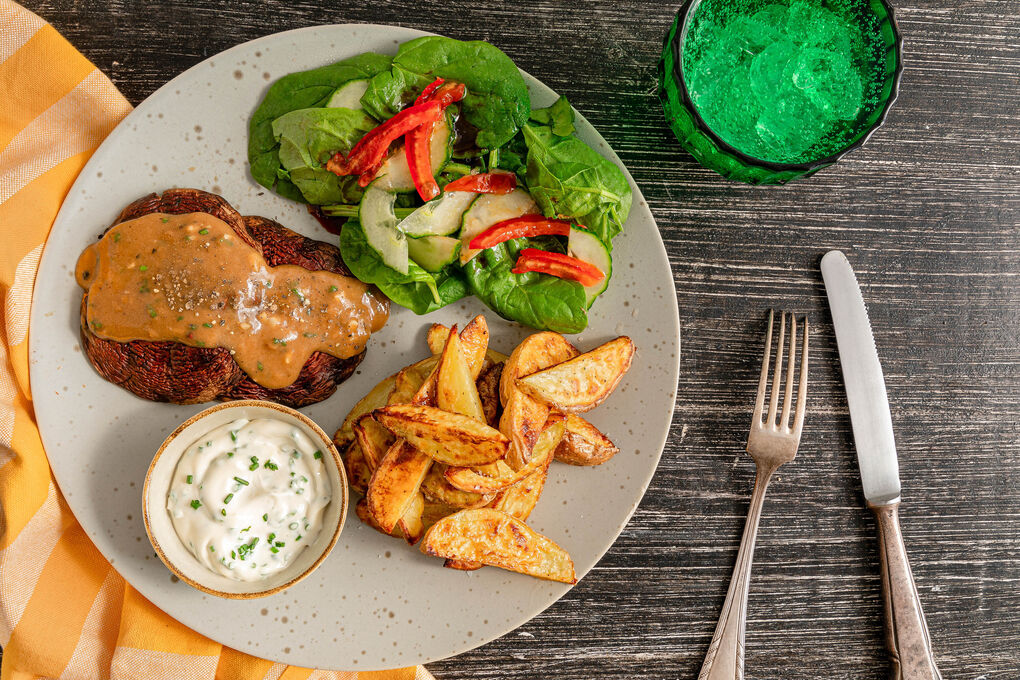 Portobello-Pilze mit Steinpilzsauce dazu Ofenkartoffeln und bunter Spinatsalat