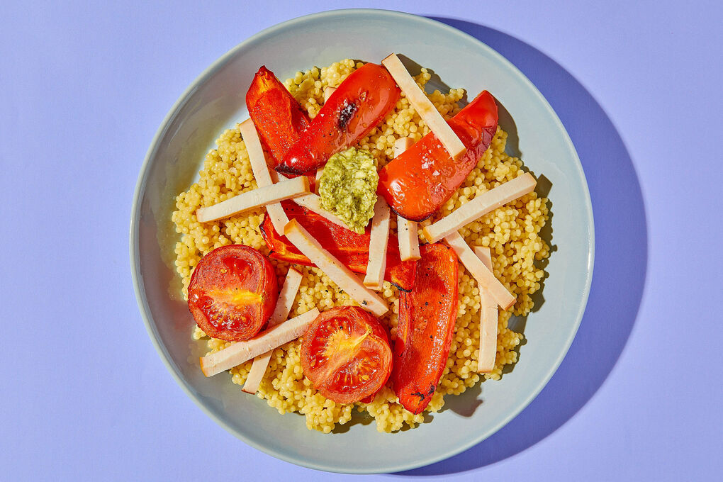 Räucherhähnchen auf Perlencouscous mit Röstgemüse und Basilikumbutter