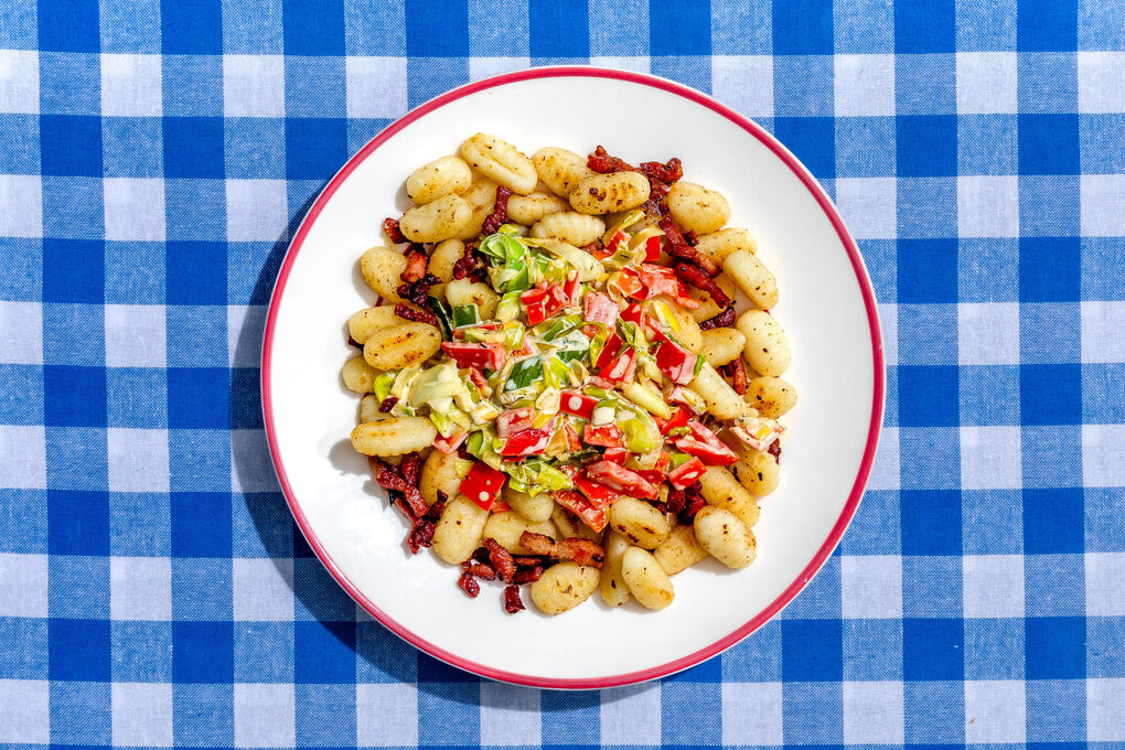 Deftige Gnocchipfanne mit Speck und cremiger Paprika-Lauch-Sauce
