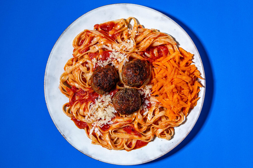 Hackbällchen von Rind und Schwein auf pikanter Pasta, dazu Karottensalat