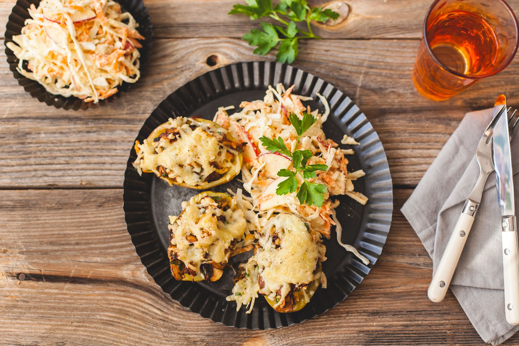 Überbackene Pilz-Kartoffeln mit nussigem Coleslaw