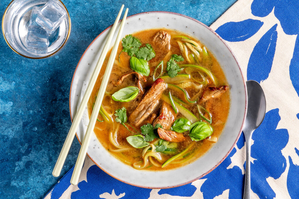 Schnelle Rindfleisch-Phô mit Zoodles mit Lauchzwiebeln & frischen Kräutern