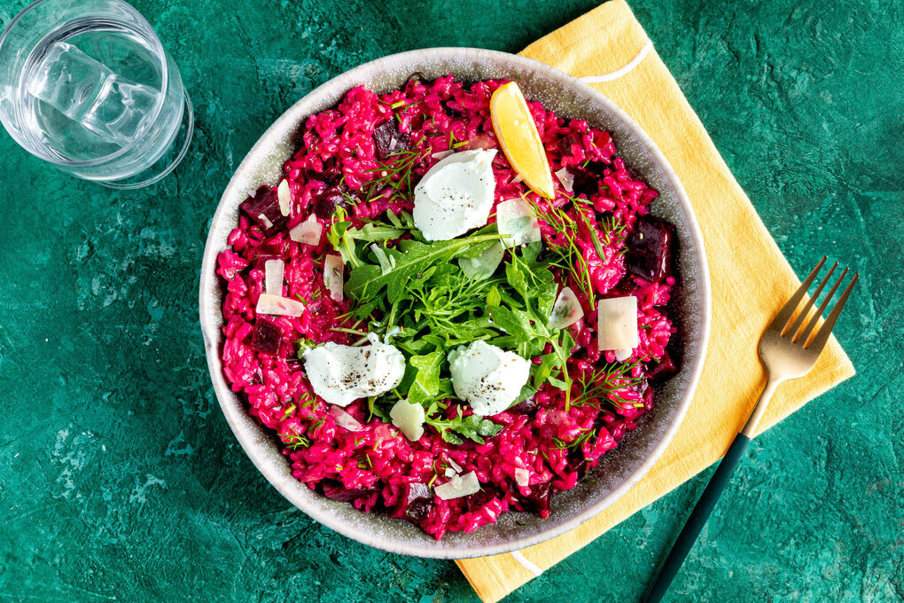 Rote-Bete-Risotto mit Dill serviert mit Ziegenfrischkäse und Rucola