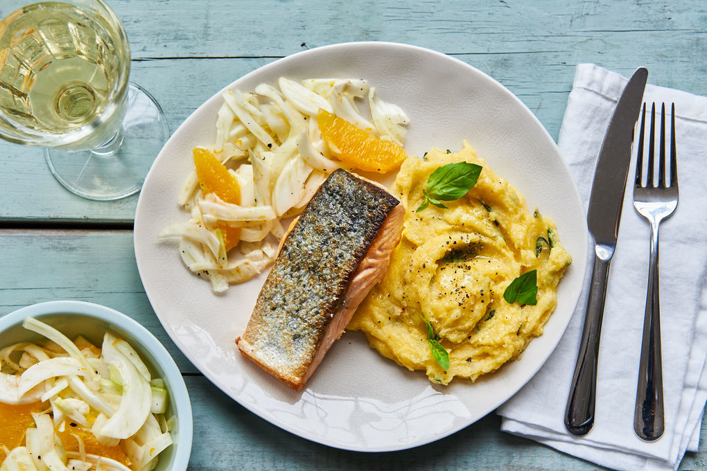 Gebratenes Lachsfilet mit Basilikumpolenta und Fenchelsalat