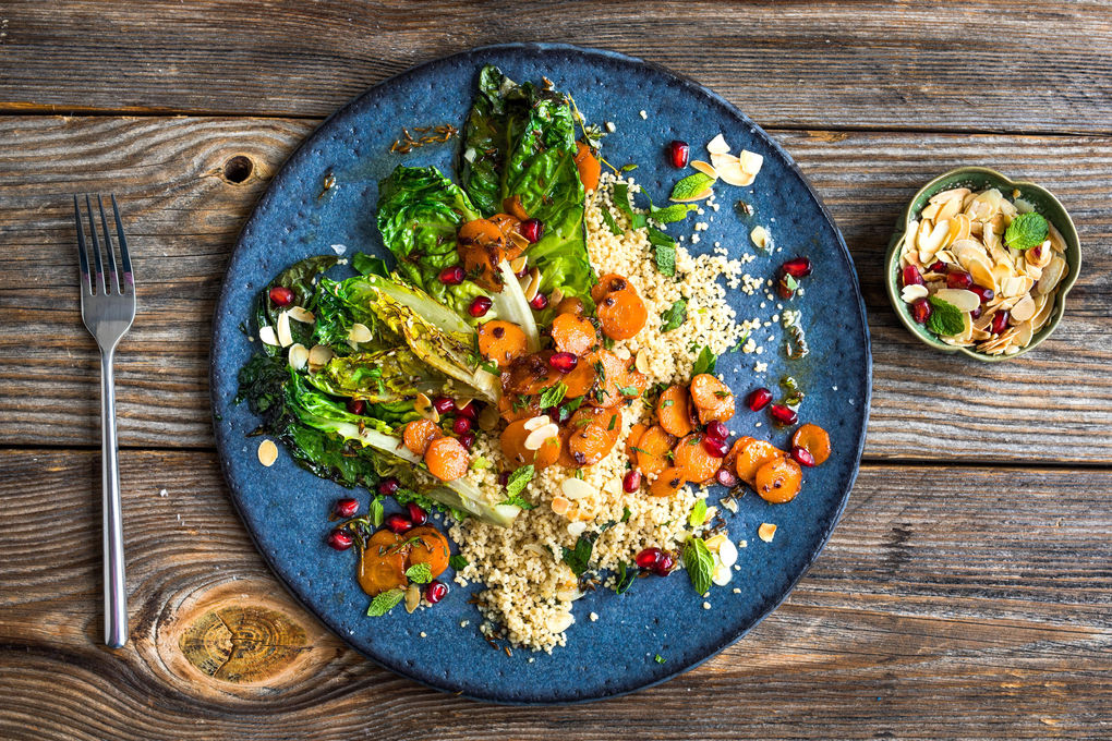 Pikante Karotten mit gebratenem Salat auf Couscous mit Granatapfel
