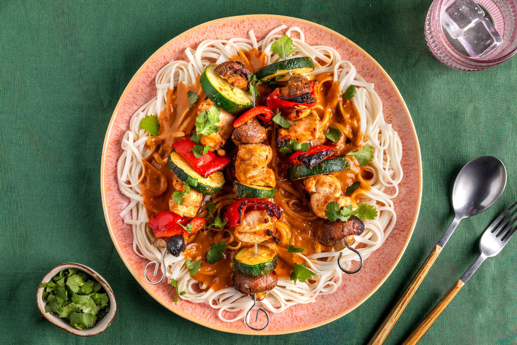 Indonesische Hähnchen-Gemüse-Spieße mit Sataysauce und Udon-Nudeln