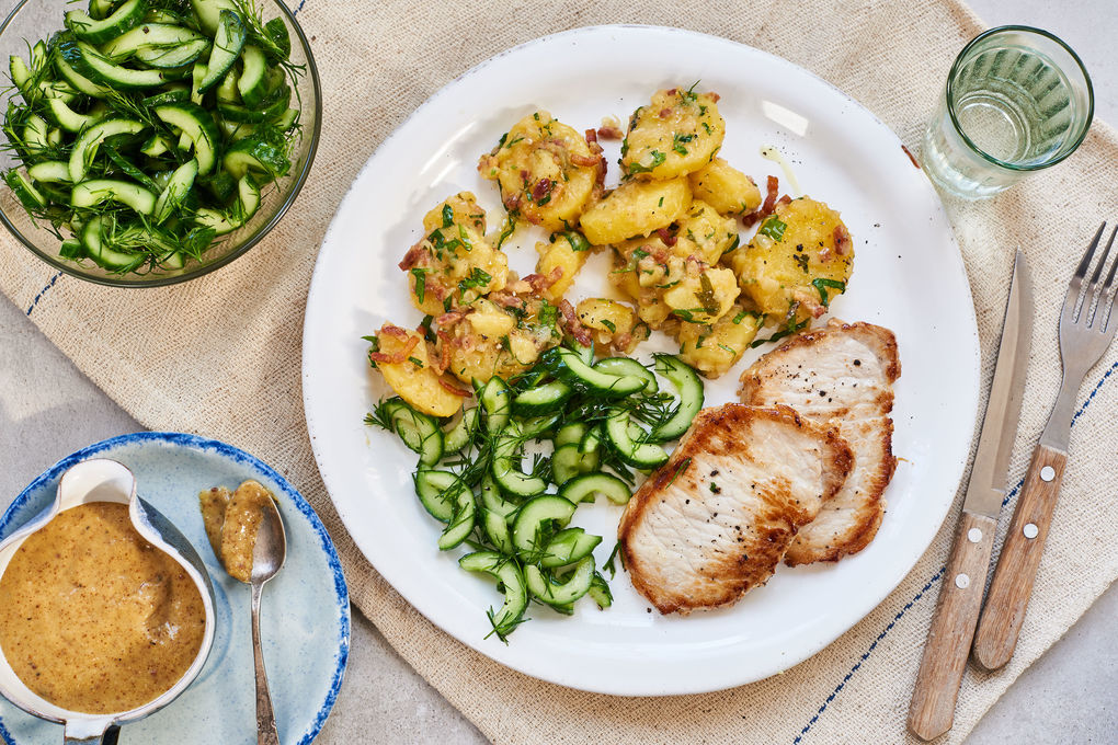 Schnitzel “Münchner Art” mit Erdäpfel-Specksalat und Gurke