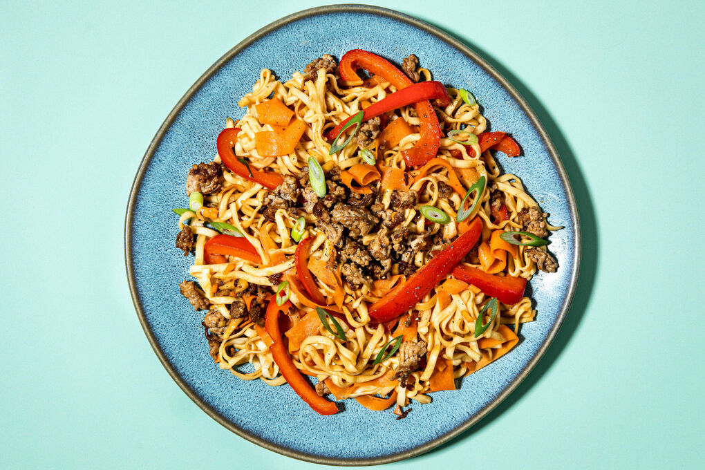 Hackfleischpfanne mit Miso-Soja-Sauce an Mie-Nudeln und Gemüse