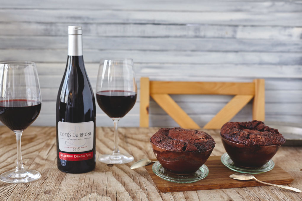 Halbflüssiger Schokoladenkuche mit einer Flasche Côtes du Rhône