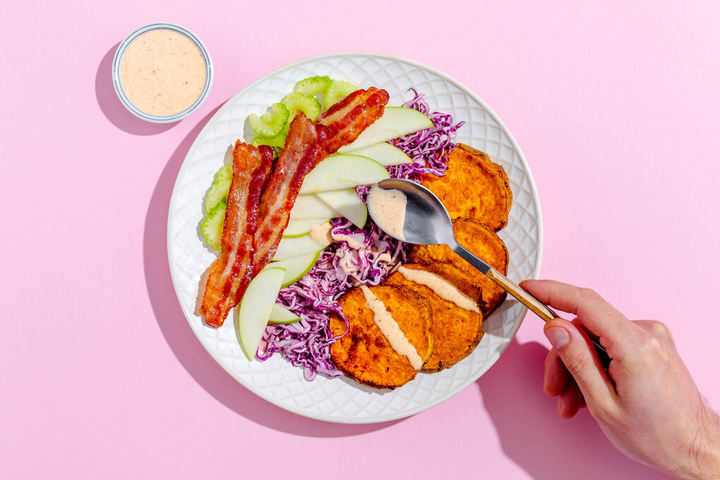 Amerikanischer Cobb Salad mit Bacon dazu Apfel, Rotkohl und Süßkartoffeln