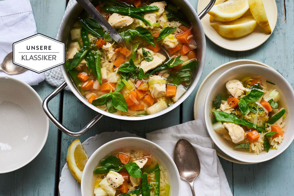Leichte Hühnersuppe mit buntem Gemüse und Risoni