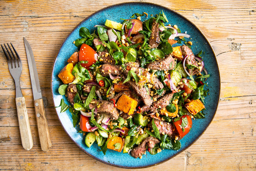 Thai-Salat mit Rindersteak und Süßkartoffel mit pikantem Limettendressing und Erdnuss