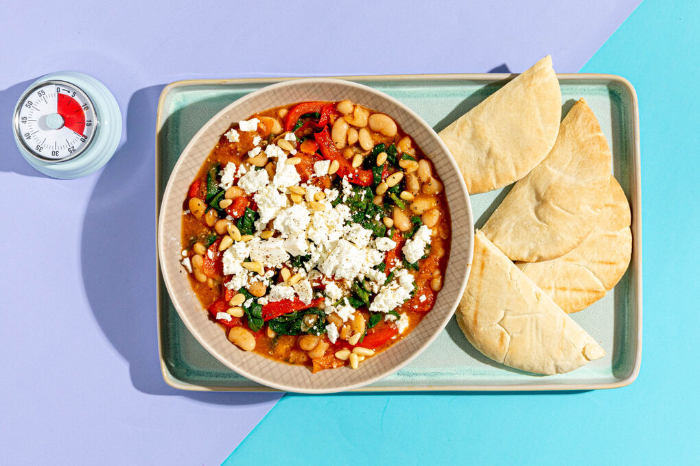 Griechischer Gemüsetopf mit Feta mit Pinienkernen und Pitabrot