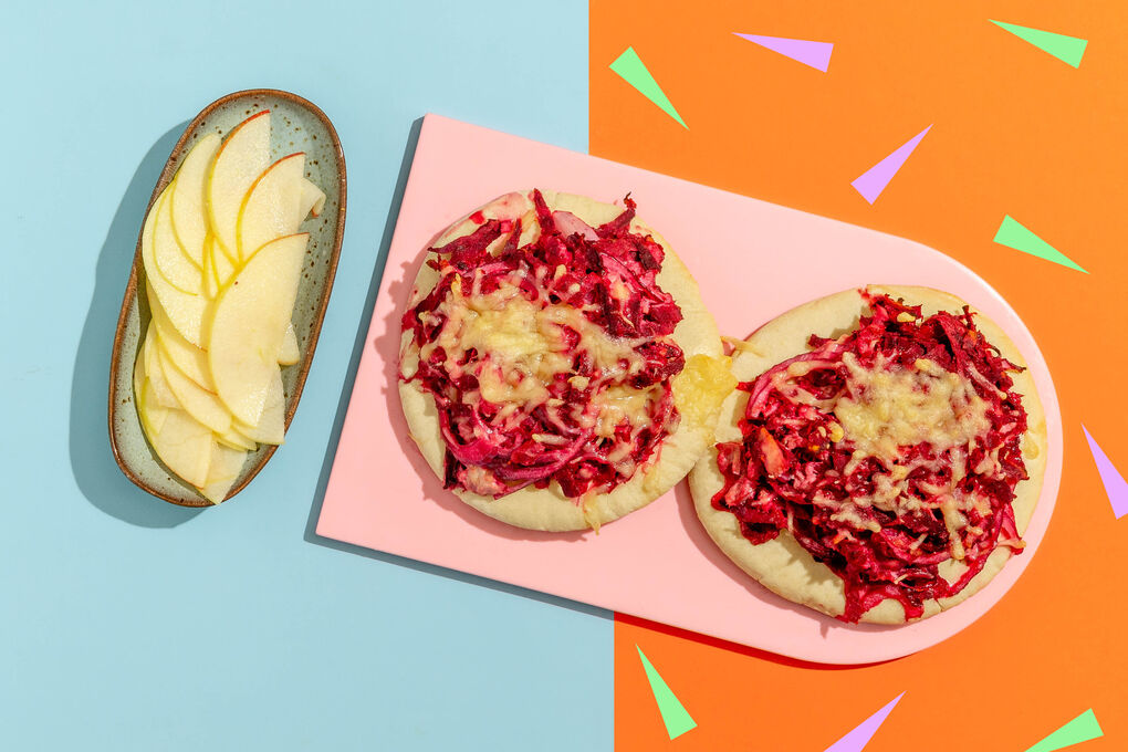 Saftiger Thunfisch-Bete-Mix auf Pita mit Käse überbacken