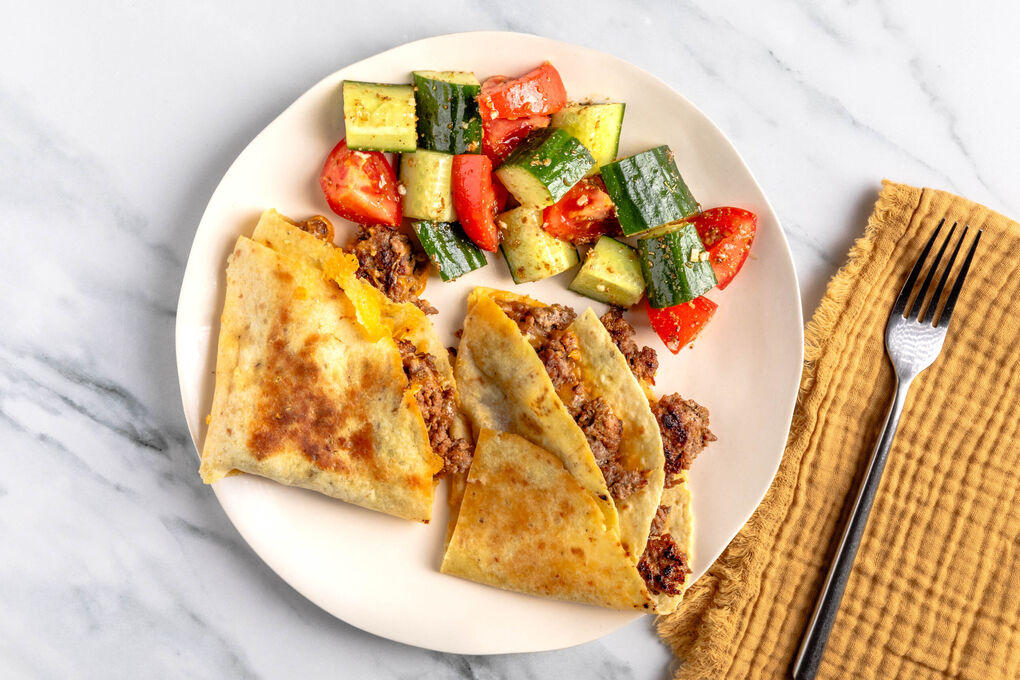 Tortillataschen mit Hack und Cheddar dazu würziger Tomaten-Gurken-Salat