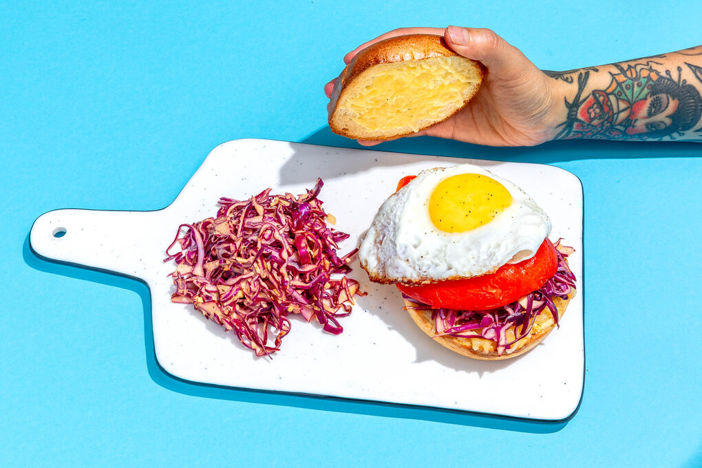 Spiegelei-Burger mit Paprika an pikant-cremigem Rotkohl-Slaw