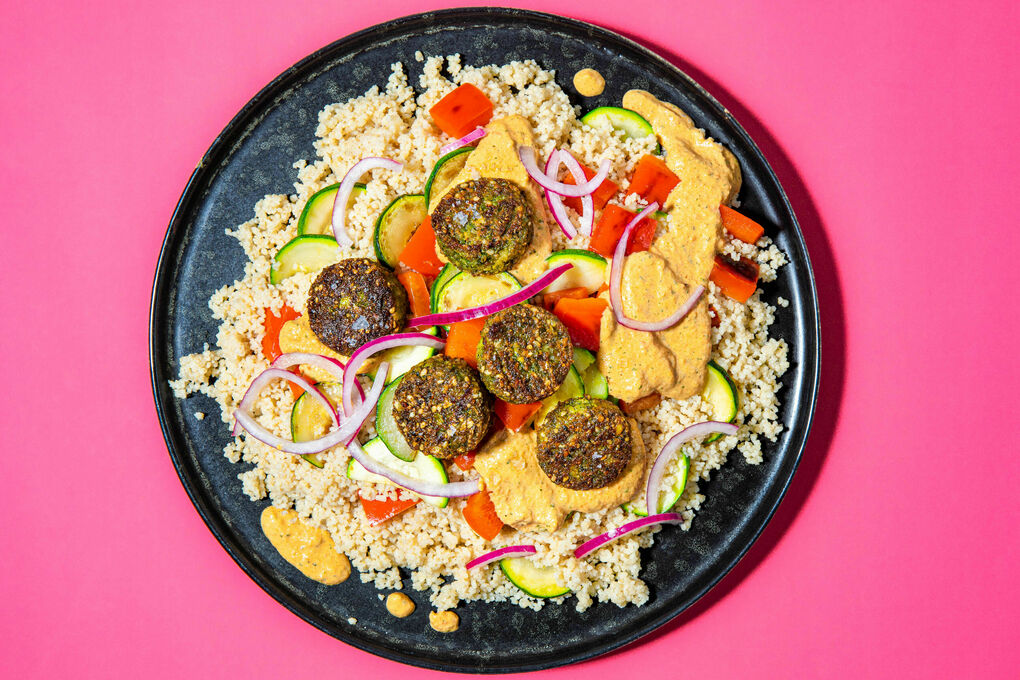 Falafelteller mit Couscous und Gemüse an cremiger Tahini-Gemüse-Sauce