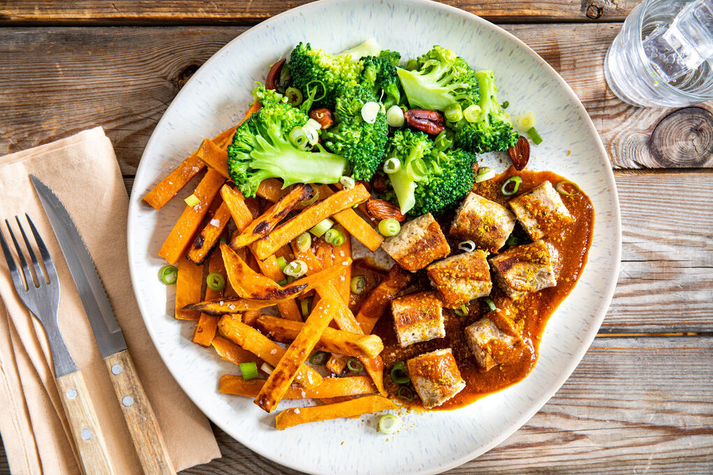 Rindswurst mit Tomaten-Curry-Sauce dazu Süßkartoffeln und Brokkoli mit Mandeln