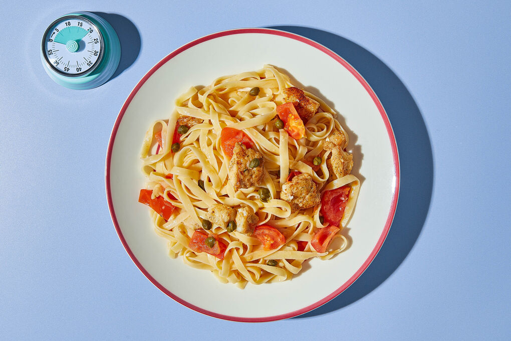 Alaska-Seelachs mit Vollkornpasta in Zitronen-Kapern-Sauce mit Tomaten
